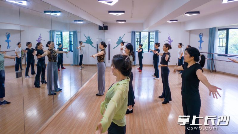 幸福里社区联合雨花区人社局、黎托街道，将各类课堂开在家门口。