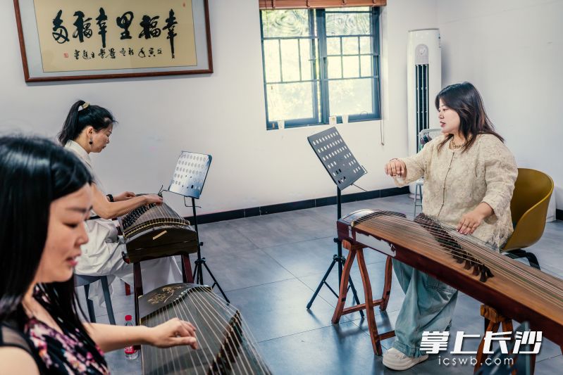 张曼莉（右一）正在古筝工作室教学员。 均为长沙晚报全媒体记者陈飞摄