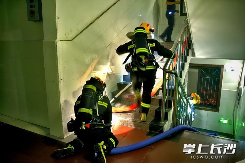 内攻“灭火”。