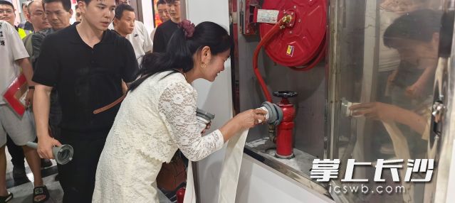 分组进行水带连接出水演练。