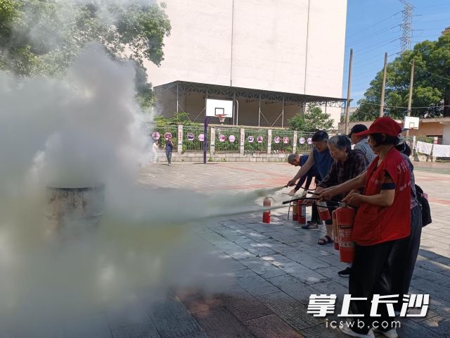 灭火器实操演练。