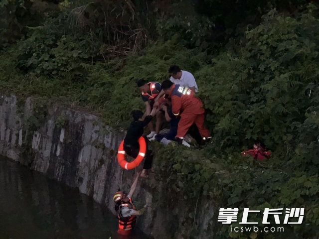 施救现场。长沙晚报通讯员 张珊珊供图