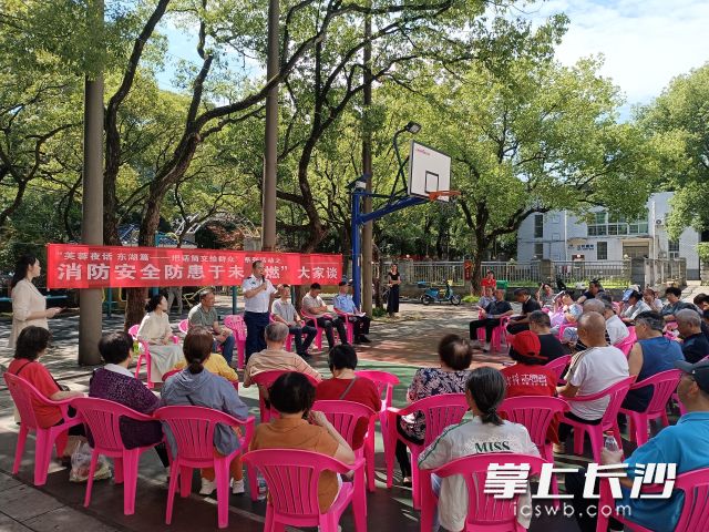 “芙蓉夜话”现场答疑。  均为长沙晚报全媒体记者 舒元臻摄