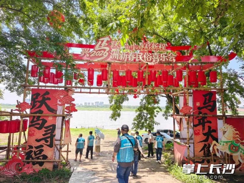 艺术家们分赴三大洲岛开展采风创作。