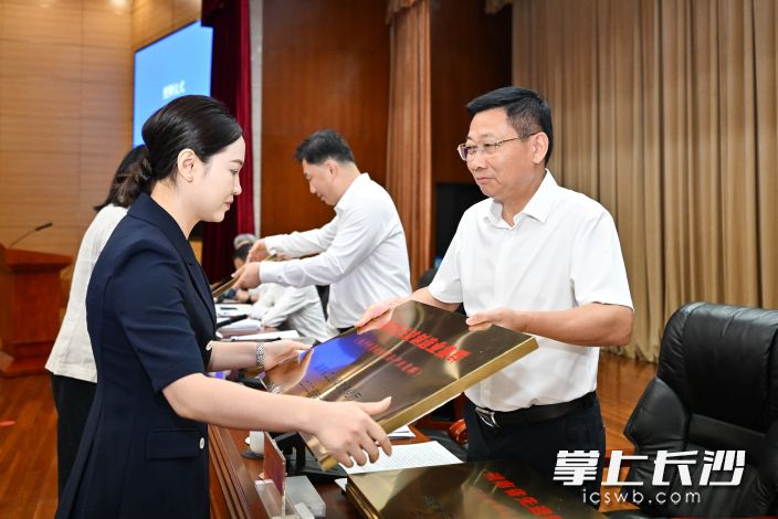 陈博彰为2025年新增省级先进制造业产业集群、省级中小企业特色产业集群授牌。 均为长沙晚报全媒体记者 王志伟 摄
