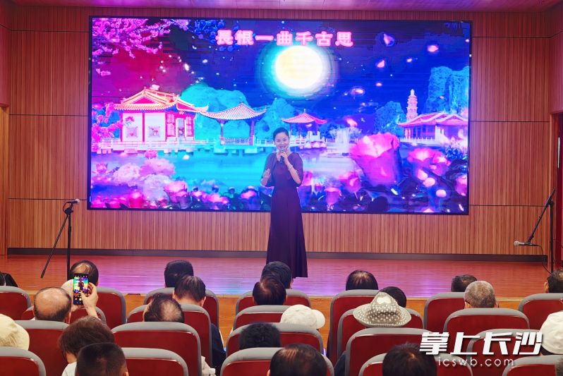 湘剧表演《贵妃醉酒》。 湘剧表演《贵妃醉酒》。