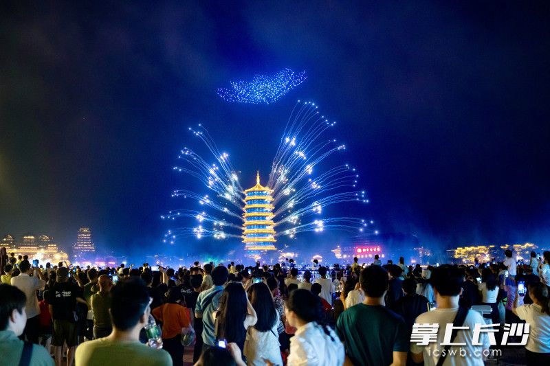 夜幕降临，长沙铜官窑国风乐园光影流转氛围感拉满。均为景区供图