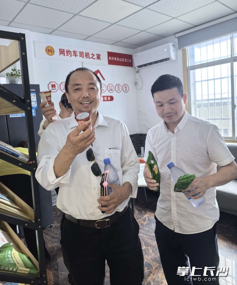 网约车司机之家为师傅们准备了雪糕、饮用水。 网约车司机之家为师傅们准备了雪糕、饮用水。