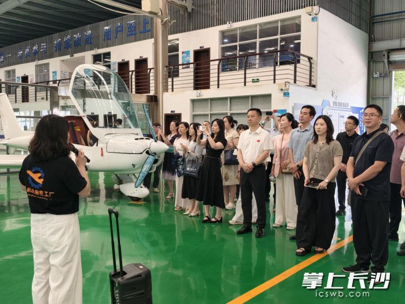 学员们深入企业展厅和生产研发车间。