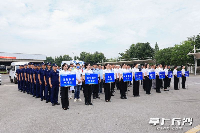 队伍集结，公交停车场上即将举办综合应急演练。均为长沙晚报全媒体记者 周小华 摄