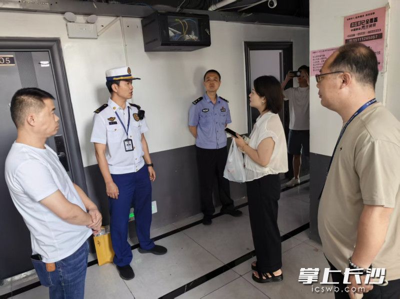 图为检查组在进行检查。长沙晚报通讯员 李文翠 摄