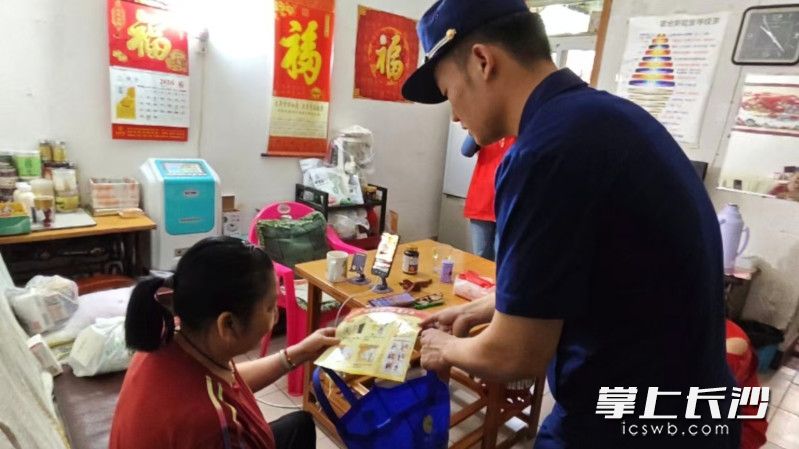 消防员上门宣传排查。 长沙晚报通讯员 董文文 摄