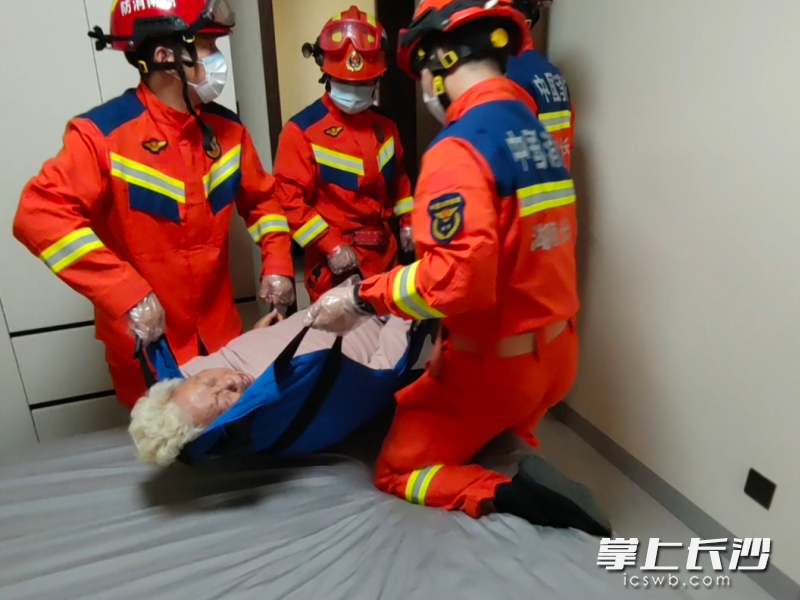 图为消防员正在转运老人。 长沙晚报通讯员 余娜娜 摄