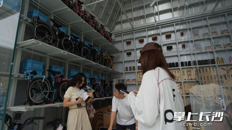 开业当天，03chillgala同步官宣了英国Brompton（小布）单车湖南首店的落户。