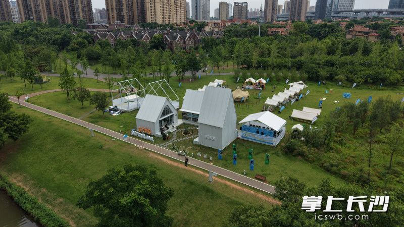 5号盒子内，帐篷式货架、骑行道造型地贴、白色与浅绿的主色调，让空间仿佛从草坪上长出来。 均为长沙晚报全媒体记者易亿摄