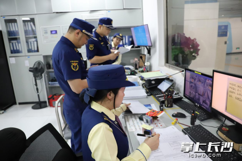 消防监督员在认真夜查。 长沙晚报通讯员 刘扶桑 摄