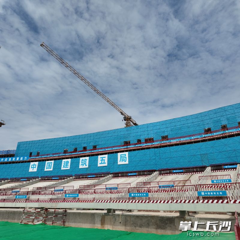 由中国建筑第五工程局有限公司等单位承建的长沙奥体中心项目正在如火如荼建设中。