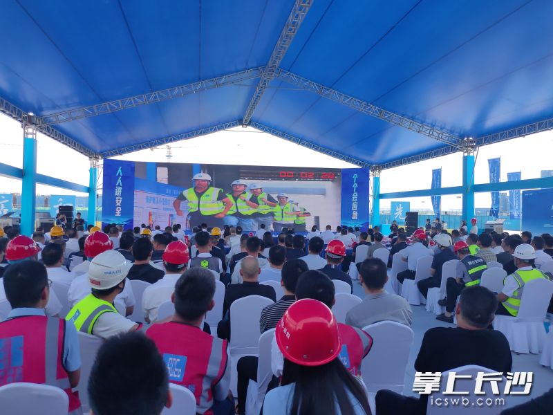 活动现场组织开展了高处坠落事故应急演练。