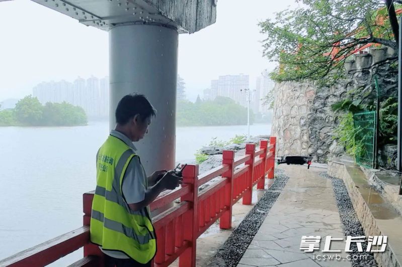 工作人员在沩水桥下用无人机对桥梁开展检测。 均为宁乡市城管局供图