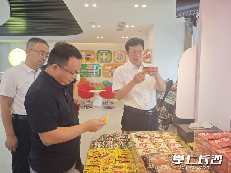 黄锋一行在金磨坊食品股份有限公司督导食品安全工作。 长沙晚报全媒体记者 盛磊 摄