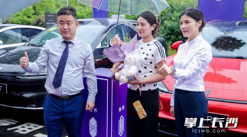 首批客户冒雨完成交付，喜提新车。