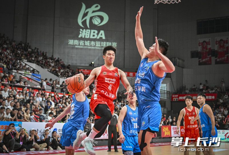 长沙队卢佳宁突破分球。