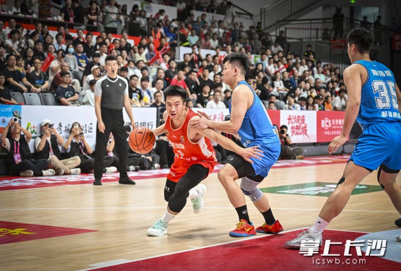 长沙队卢佳宁持球突破。 均为长沙晚报全媒体记者余劭劼摄