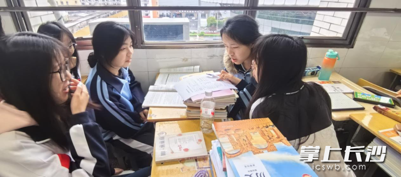 在长沙高新技术工程学校，课余期间，同学们讨论学习的氛围一样浓厚。照片均由学校提供