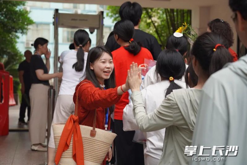 在长沙财经学校高考考点，职高学子也在参加自己的对口升学高考。