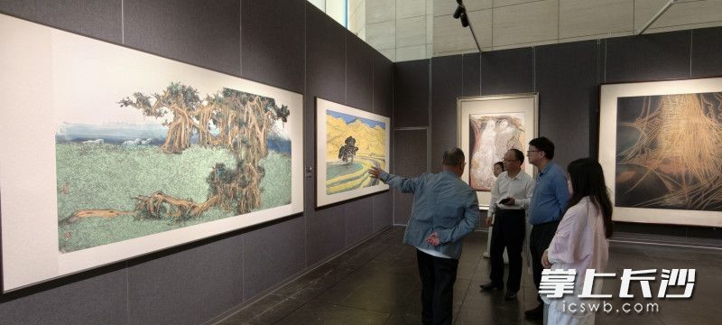 全国特邀名家的作品吸引众多观者驻足欣赏。