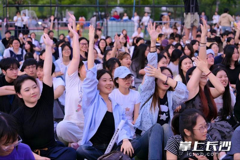 草坪席地而坐，学生们沉浸式参与音乐节。