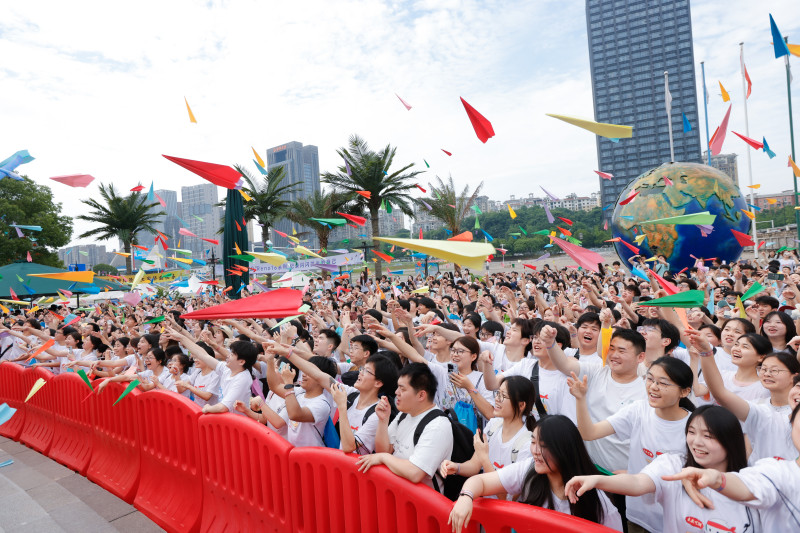 五颜六色的纸飞机同时腾空而起。均为主办方供图
