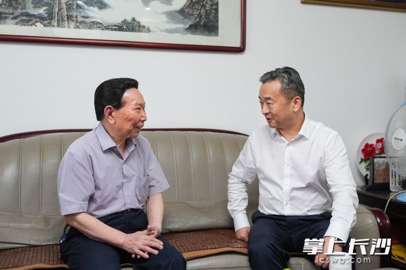 陈竞看望慰问老同志袁汉坤。