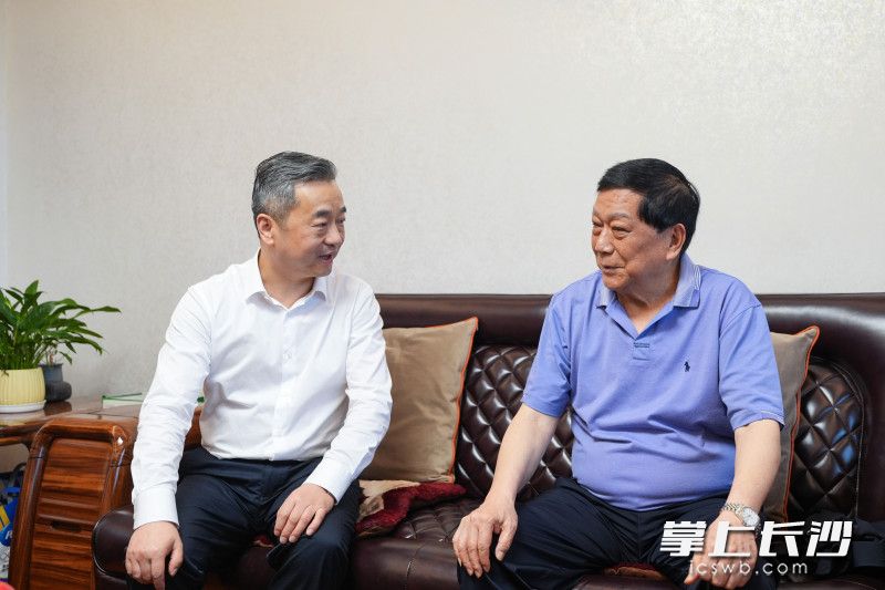 陈竞看望慰问老同志简用超。