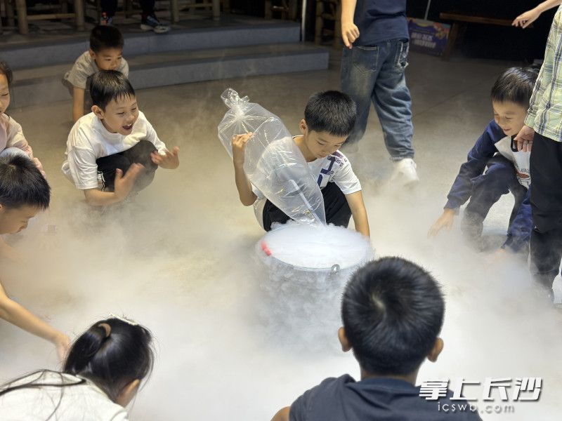 科学实验秀现场。