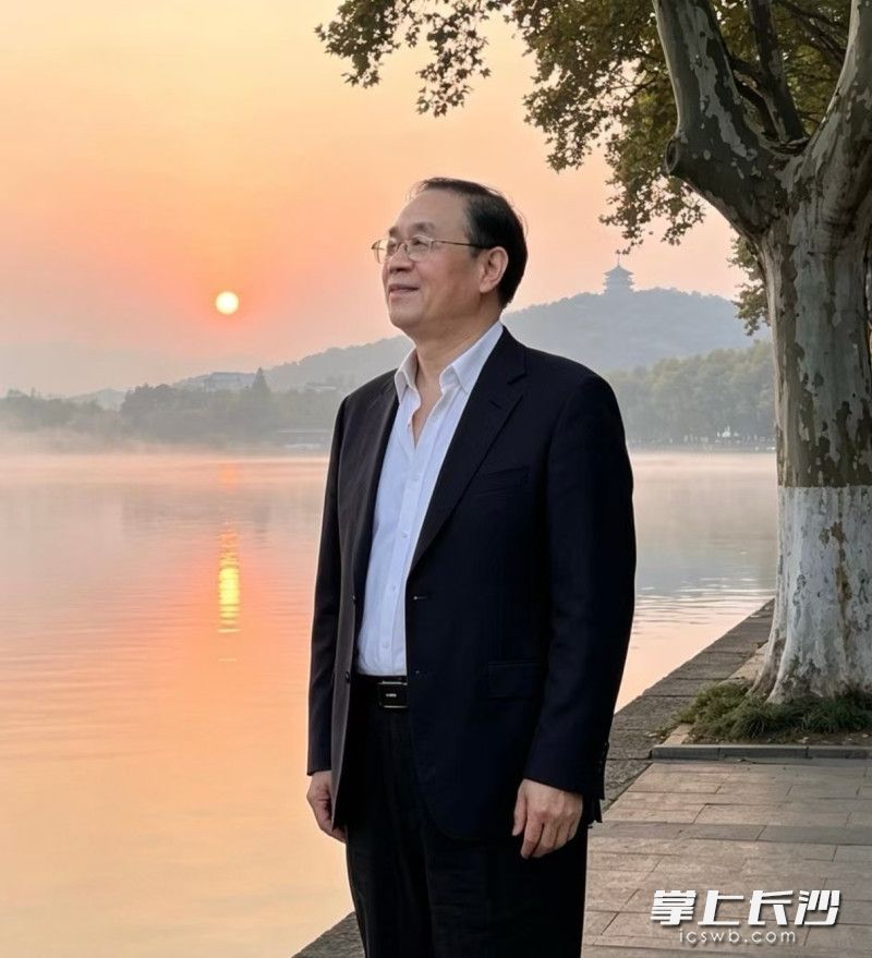 近三年时间,王友林创作了近400首歌词作品。 近三年时间,王友林创作了近400首歌词作品。