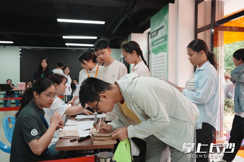 参加国科大综合评价湖南面试的考生现场抽签随机分组参加面试。均为长沙晚报全媒体记者 林暘 摄 参加国科大综合评价湖南面试的考生现场抽签随机分组参加面试。均为长沙晚报全媒体记者 林暘 摄