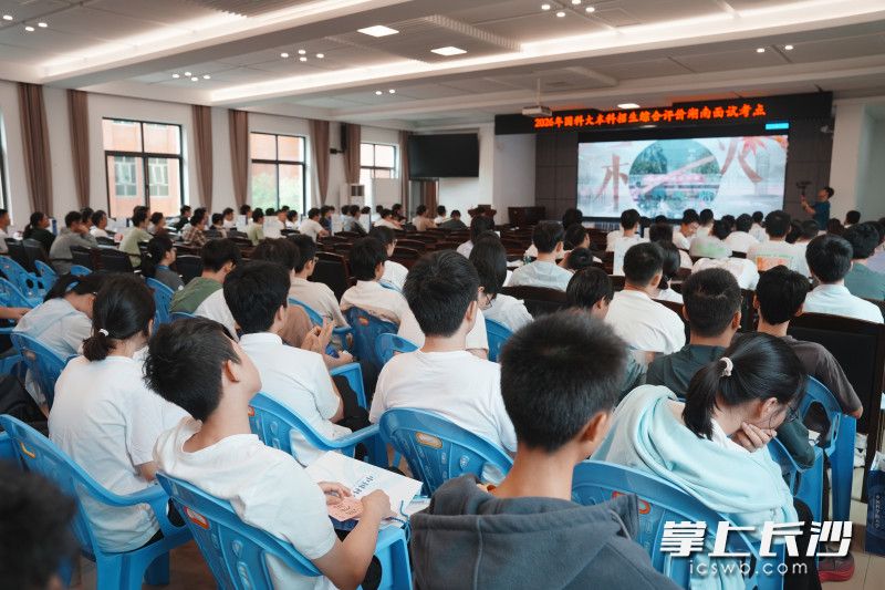 参加综合面试的考生在候场区等待。 参加综合面试的考生在候场区等待。