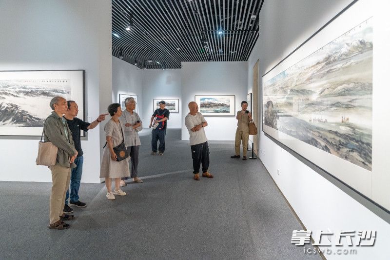 14日上午，“涉江行吟——姜坤水墨画作品展”在湖南省博物馆三楼开展。展览分“湘黔行旅”与“长江溯源”两大单元，免费向公众开放。均为长沙晚报全媒体记者 周数邑 摄