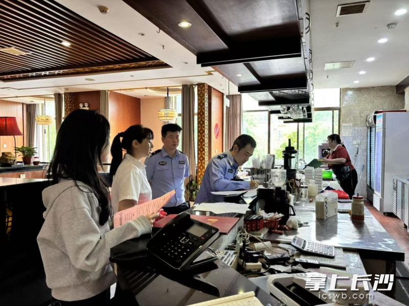 社区联合户籍民警对辖区餐饮门店进行安全生产检查。