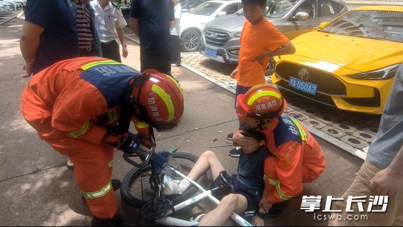 消防员正在进行救援。 长沙晚报通讯员 彭博亚 摄  