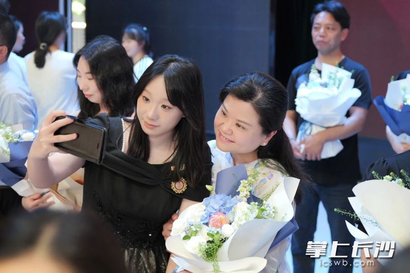 给老师献上鲜花，来一段师生间的双向奔赴。