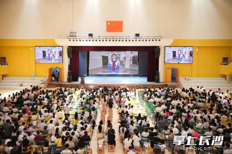本次成人礼的暖场环节，藏着最真挚的感恩与告别。