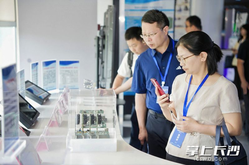 探访武汉光电国家研究中心。 均为长沙晚报通讯员符忠供图