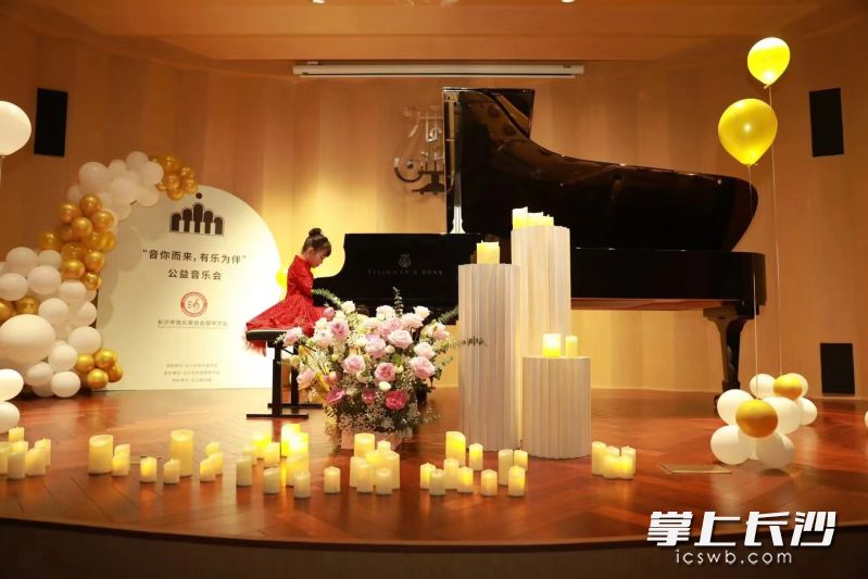 钢琴演奏。