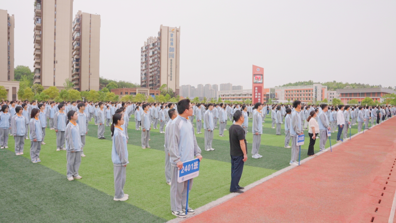 同学们排着整齐的队伍，认真聆听韩立双背诵《离骚》。