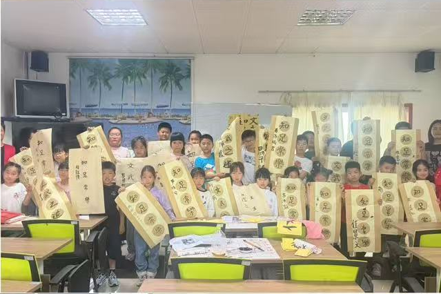 望城区金树村的孩子们在春季学期公益书法课堂上，展示自己的学习成果。通讯员供图