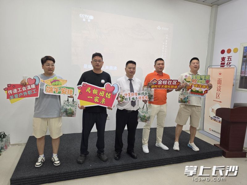 领到粽子的师傅们。