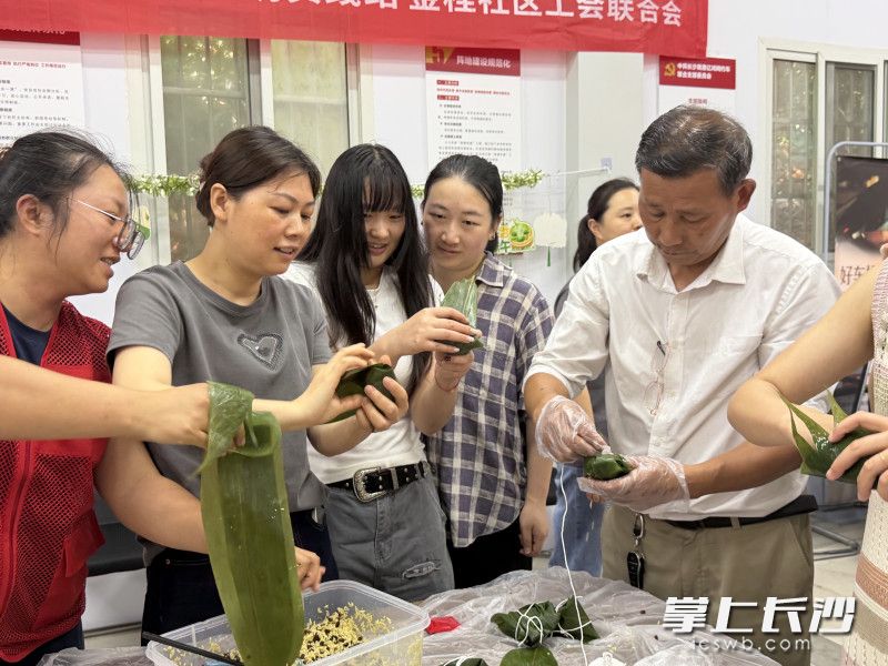 网约车司机和居民一起学包粽子。 均为长沙晚报通讯员李灵芝供图
