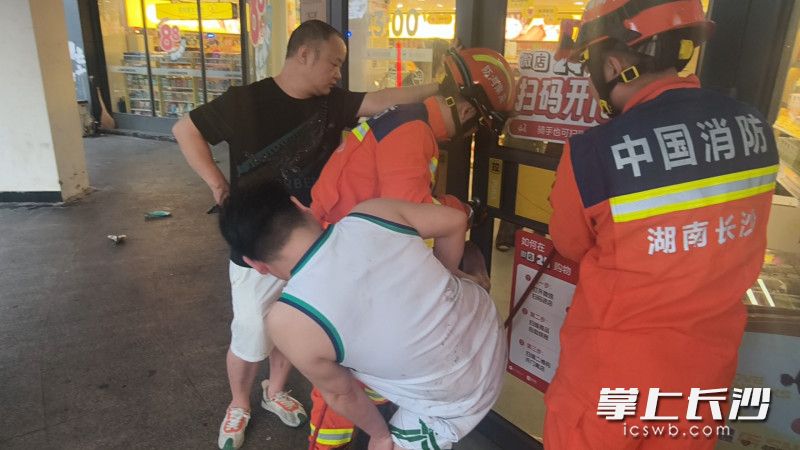 消防正在进行救援。 长沙晚报通讯员 彭博亚 摄